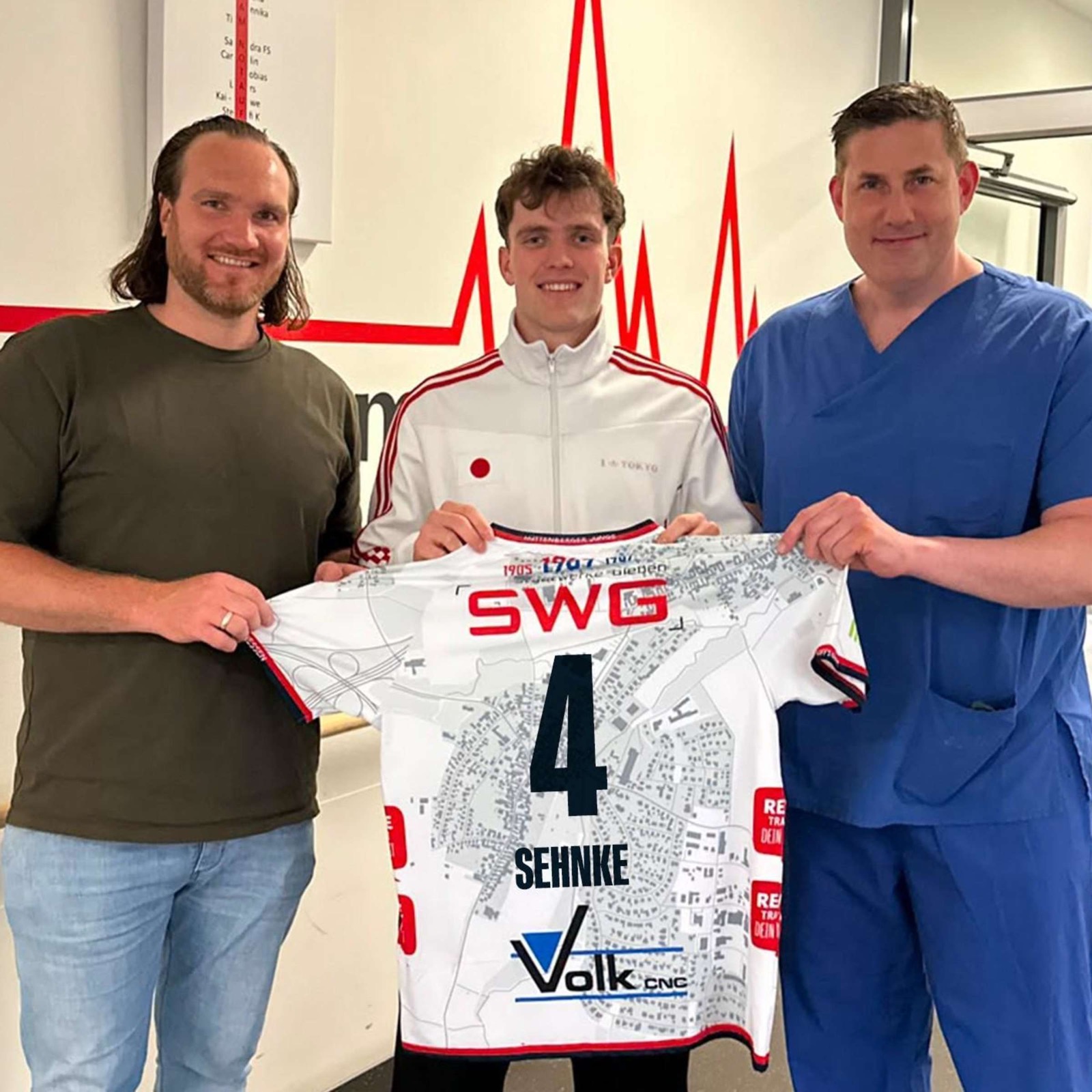David Sehnke mit seinem Teamarzt und Geschäftsführer nach dem erfolgreichen Medizin-Check