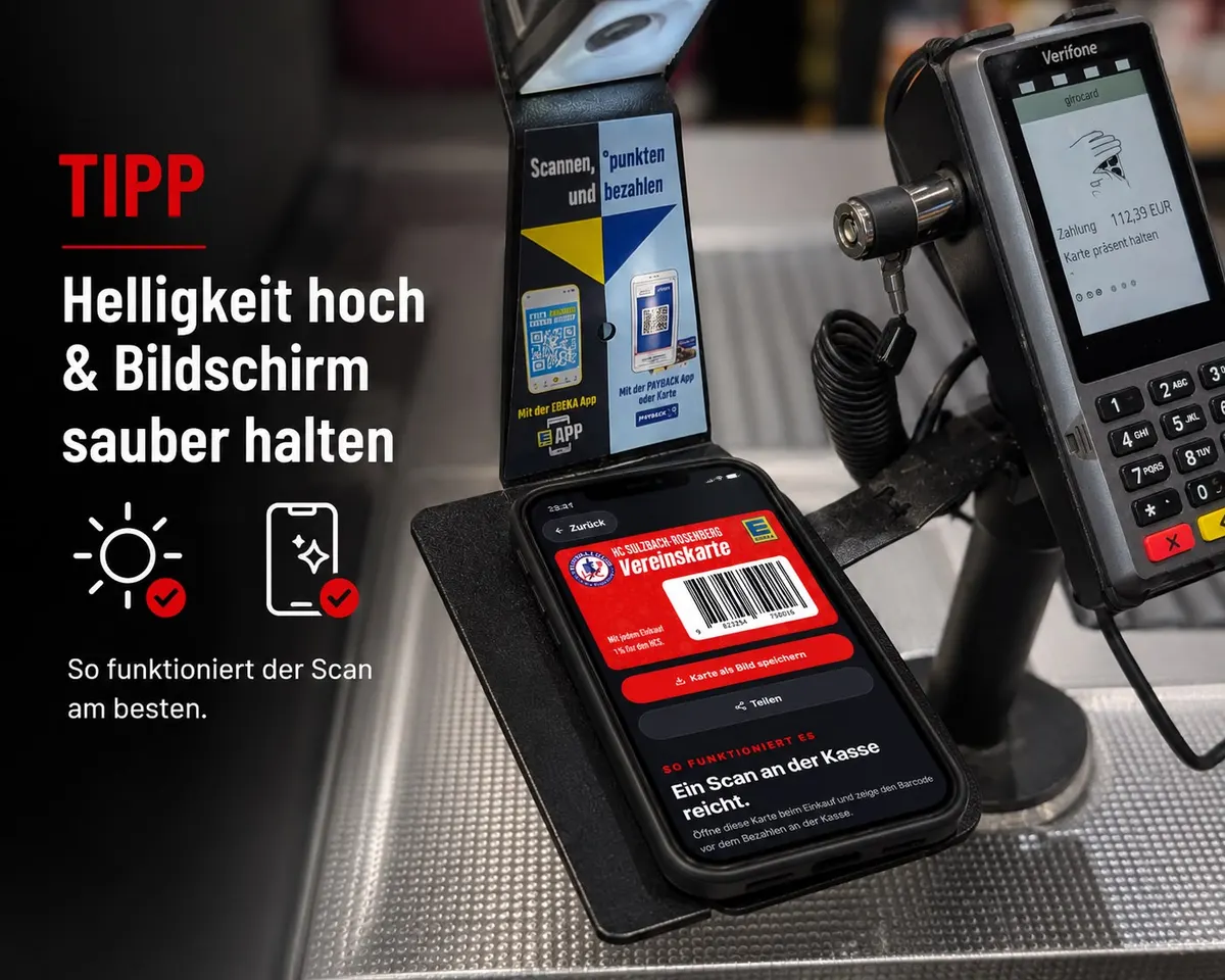 Smartphone mit geöffneter HCS Vereinskarte liegt mit dem Barcode nach oben unter dem PAYBACK-Scanner an der EDEKA-Kasse